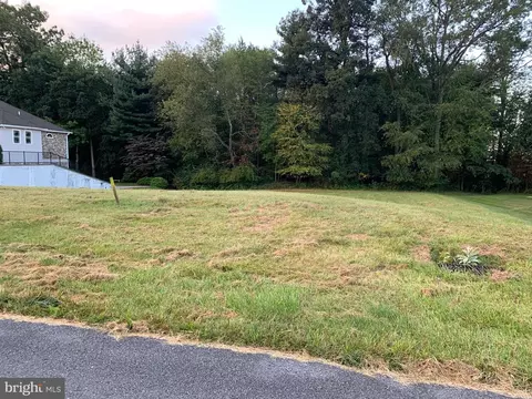 7073 Killarney Dr, Fayetteville, PA 17222