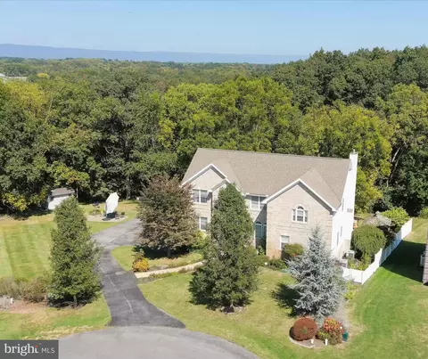 8140 Golf Vista Dr, Greencastle, PA 17225