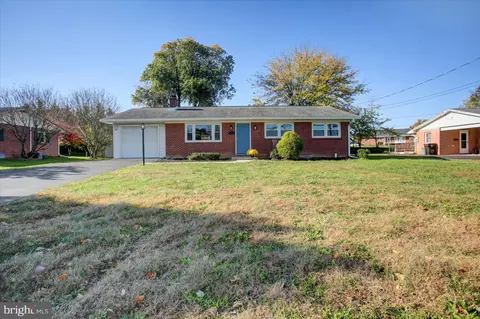 90 W Walter Ave, Greencastle, PA 17225