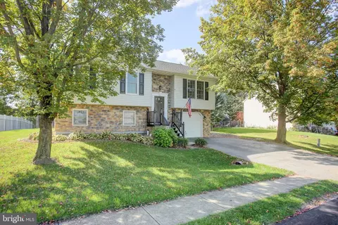 128 Hykes Rd E, Greencastle, PA 17225