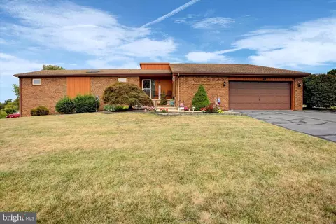 7471 Smith Rd, Chambersburg, PA 17202