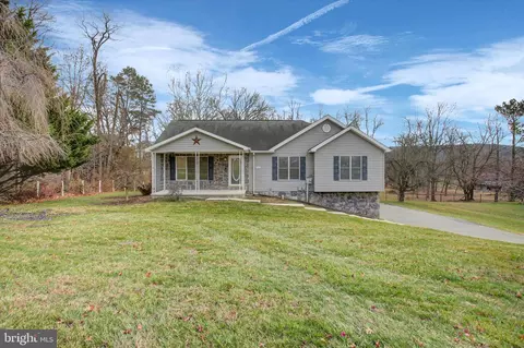 1032 Upland Dr, Fayetteville, PA 17222