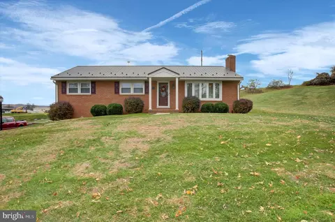 56 Field Cir, Chambersburg, PA 17202