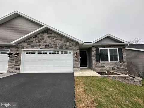 707 Shook Ct W, Greencastle, PA 17225
