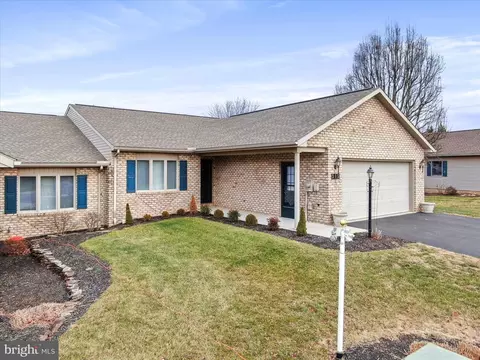 315 Woodvale Dr, Chambersburg, PA 17201