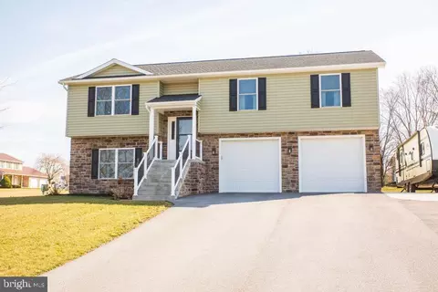 10193 Cardinal Dr, Orrstown, PA 17244