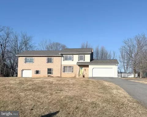 805 Antrim Ln, Greencastle, PA 17225