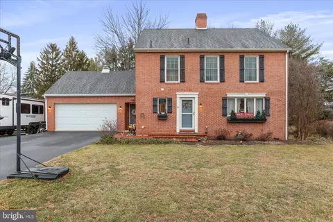 9319 Meadowbrook Dr, Waynesboro, PA 17268