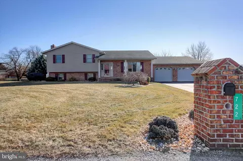 722 Mahantango Dr, Chambersburg, PA 17202