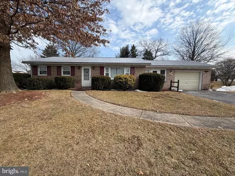 1034 Laurich Dr, Chambersburg, PA 17202