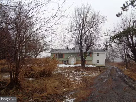 3330 Fox Hill Dr, Chambersburg, PA 17202