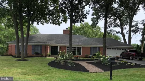6052 Fairway Dr W, Fayetteville, PA 17222
