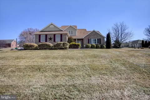 7107 Fairway Dr S, Fayetteville, PA 17222