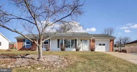 128 Hillside Dr, Fayetteville, PA 17222