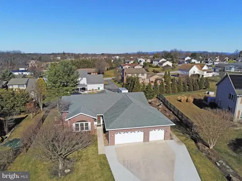 720 Cresson Dr, Chambersburg, PA 17202