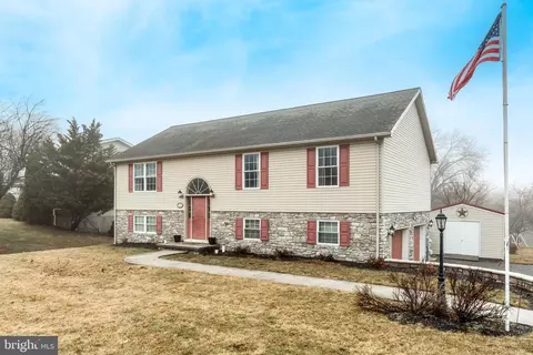 15379 Summit Farm Dr, Blue Ridge Summit, PA 17214