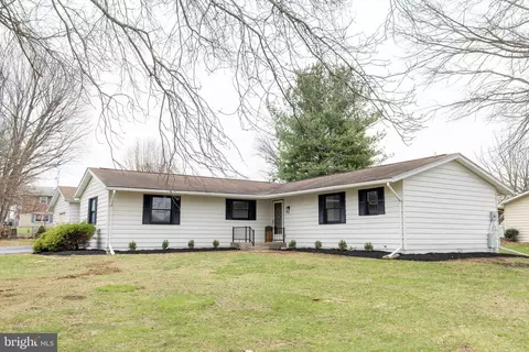 1286 Fox Den Dr, Chambersburg, PA 17202