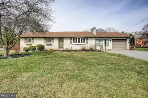 141 Apple Dr, Greencastle, PA 17225