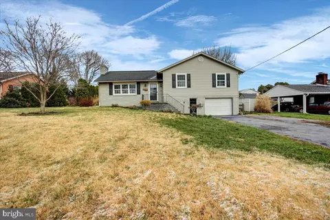 353 Town Dr, Greencastle, PA 17225