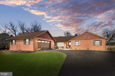 3671 Jenny Ln, Chambersburg, PA 17202