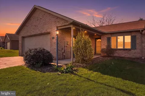 312 Woodvale Dr, Chambersburg, PA 17201