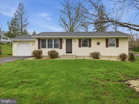 917 Woodland Pkwy, Waynesboro, PA 17268