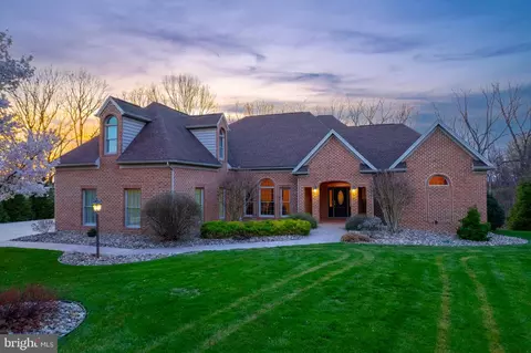 2368 Castlegreen Dr, Greencastle, PA 17225