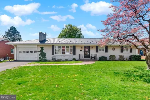 366 Town Dr, Greencastle, PA 17225