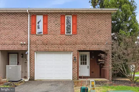334 Stonegate Ct, Chambersburg, PA 17201