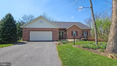 132 Buckingham Dr, Chambersburg, PA 17201
