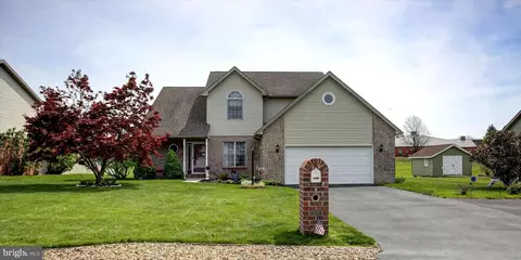 1090 Belair Dr, Chambersburg, PA 17202