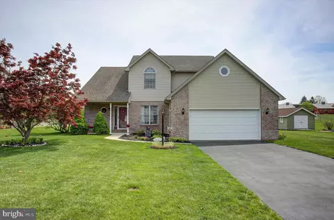 1090 Belair Dr, Chambersburg, PA 17202