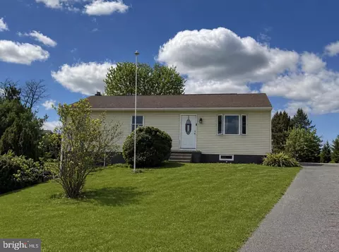 1577 Streamside Dr, Chambersburg, PA 17202