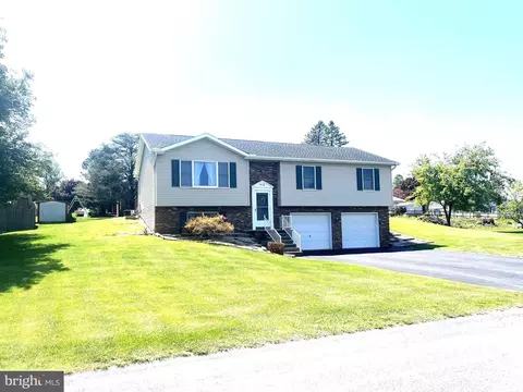 1572 Buttercup Dr, Chambersburg, PA 17202