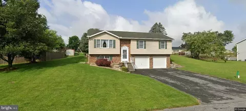 1572 Buttercup Dr, Chambersburg, PA 17202