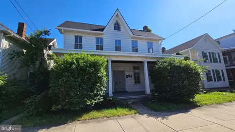 446 E Queen St, Chambersburg, PA 17201