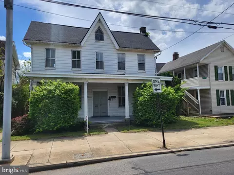 446 E Queen St, Chambersburg, PA 17201