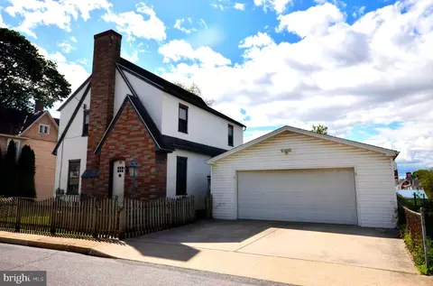 38 Cottage St, Waynesboro, PA 17268