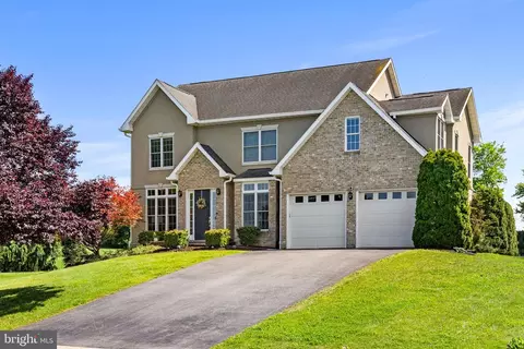 115 Moonlight Dr, Greencastle, PA 17225
