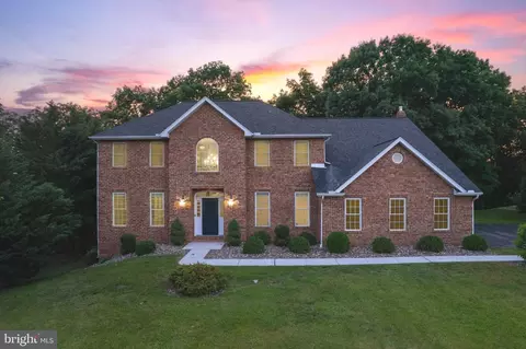 2384 Castlegreen Dr, Greencastle, PA 17225