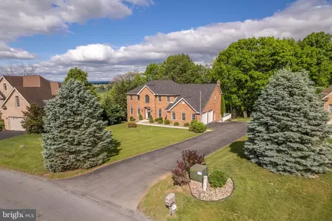 2384 Castlegreen Dr, Greencastle, PA 17225