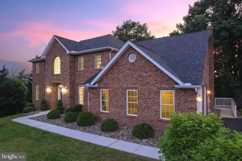 2384 Castlegreen Dr, Greencastle, PA 17225