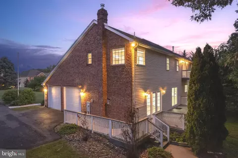 2384 Castlegreen Dr, Greencastle, PA 17225