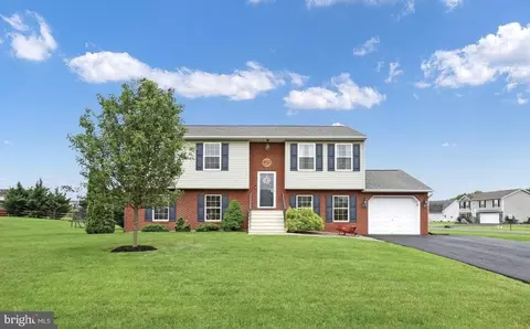 852 Bristol Dr, Greencastle, PA 17225