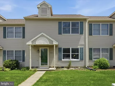 521 Bracken Dr, Chambersburg, PA 17201