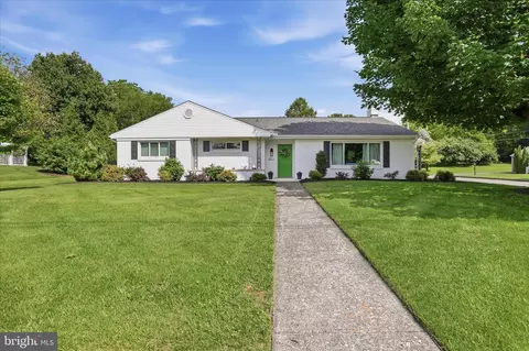 277 Apple Dr, Greencastle, PA 17225
