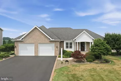 6147 Merion Dr, Fayetteville, PA 17222