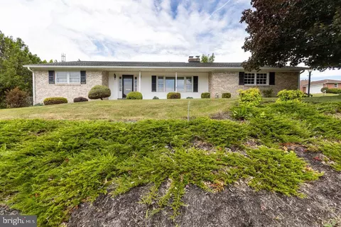 222 Harvest Ln, Chambersburg, PA 17202
