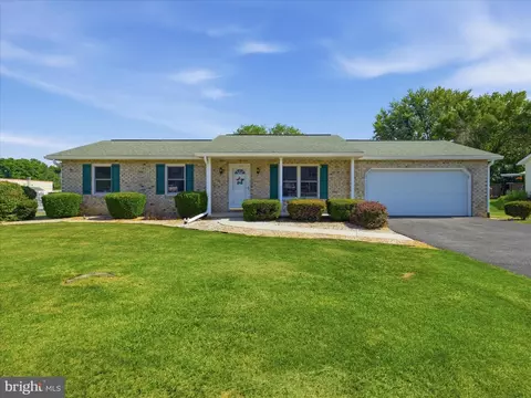 1741 Wisteria Dr, Chambersburg, PA 17202