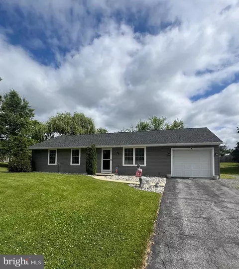 743 Lindia Dr, Chambersburg, PA 17202